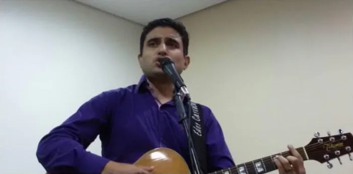 Ministrando o louvor com violão em 2015