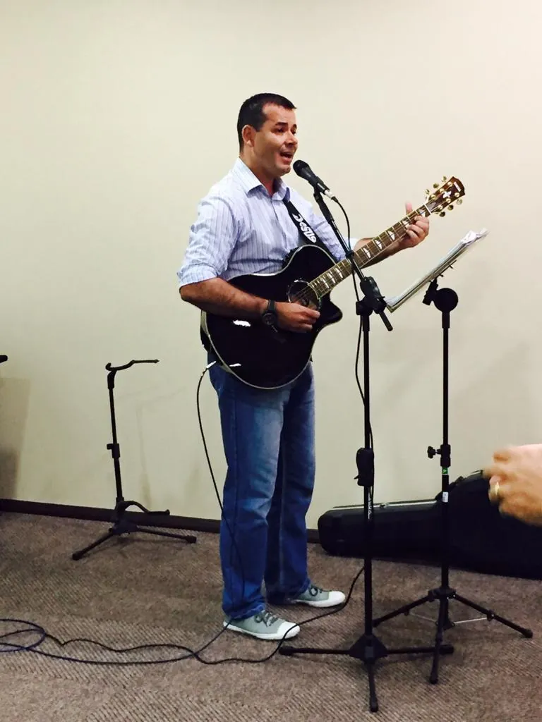 Louvor com violão em um encontro de 2015