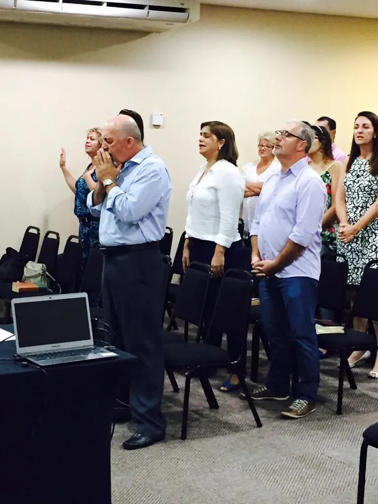 Momento de oração em um culto de 2015