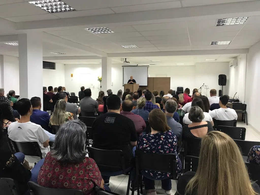 Pregação na sala da Rua Nova Trento, com a igreja sentada, em 2016